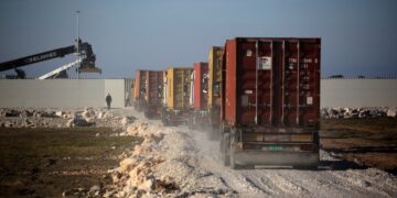 “Po mësohemi me helmin”! Kontejnerët me mbetjet toksike të Kurum, vetëm pak metra larg banesave