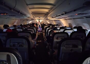 Pse ulen dritat e kabinës së avionit gjatë ngritjeve dhe uljeve