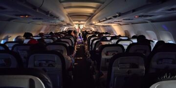 Pse ulen dritat e kabinës së avionit gjatë ngritjeve dhe uljeve