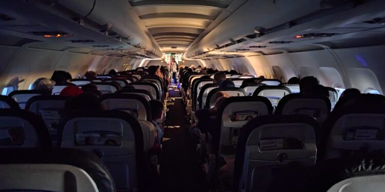 Pse ulen dritat e kabinës së avionit gjatë ngritjeve dhe uljeve