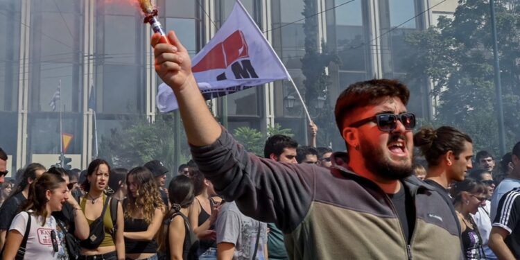 Greqia miraton ditën e punës 13-orëshe, nisin protestat