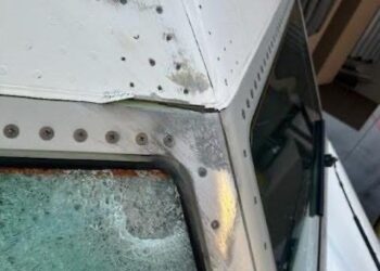 U përplas me një “mbetje hapësinore”, thyhet në fluturim xhami i avionit, lëndohet piloti