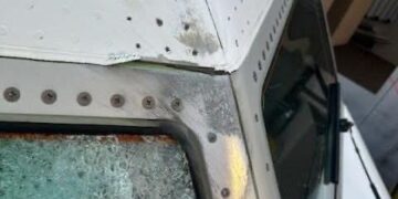 U përplas me një “mbetje hapësinore”, thyhet në fluturim xhami i avionit, lëndohet piloti