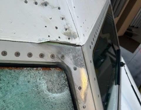 U përplas me një “mbetje hapësinore”, thyhet në fluturim xhami i avionit, lëndohet piloti