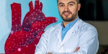 Sukses shqiptar në kardiologjinë botërore – Dr. Lulaj kryen ndërhyrje të vështirë para qindra ekspertëve ndërkombëtarë