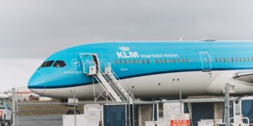 Pasagjerja humb jetën gjatë fluturimit, avioni bën ulje emergjente