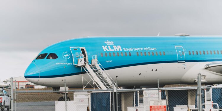 Pasagjerja humb jetën gjatë fluturimit, avioni bën ulje emergjente