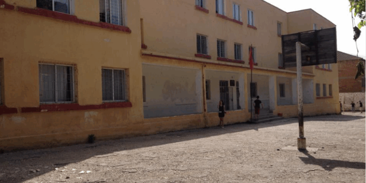 Shkollat në Shqipëri janë pa ujë, kanë lagështirë dhe tualete jashtë standardeve