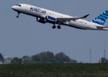 Humbet papritur lartësinë, avioni kryen ulje të detyruar, 15 të plagosur