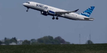 Humbet papritur lartësinë, avioni kryen ulje të detyruar, 15 të plagosur