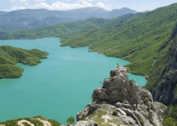 “The Sun”: Më lirë të fluturosh në Shqipëri sesa të shkosh në teatër në Londër