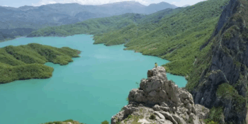 “The Sun”: Më lirë të fluturosh në Shqipëri sesa të shkosh në teatër në Londër