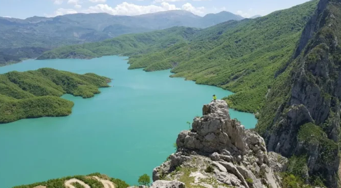 “The Sun”: Më lirë të fluturosh në Shqipëri sesa të shkosh në teatër në Londër