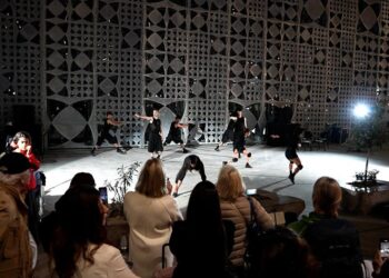 Kërcimi “zbret” në aeroport: performancë e jashtëzakonshme në TIA nga trupa e baletit të Angjelin Preljocaj