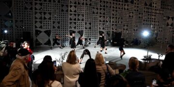 Kërcimi “zbret” në aeroport: performancë e jashtëzakonshme në TIA nga trupa e baletit të Angjelin Preljocaj