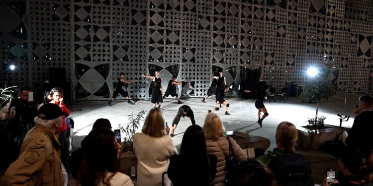 Kërcimi “zbret” në aeroport: performancë e jashtëzakonshme në TIA nga trupa e baletit të Angjelin Preljocaj