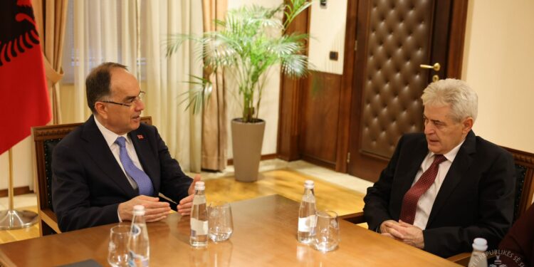 Protesta, Presidenti Begaj pret Ali Ahmetin: UÇK bën krenar çdo shqiptar