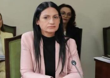 Reagon deputetja e Durrësit, Manjola Luku, pas vrasjes së dyfishtë në Manëz: “Dhuna dhe armët nuk janë zgjidhje”