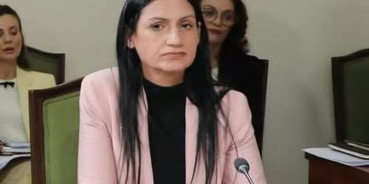 Reagon deputetja e Durrësit, Manjola Luku, pas vrasjes së dyfishtë në Manëz: “Dhuna dhe armët nuk janë zgjidhje”