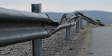 RREZIKU/  Barrierat që nuk mbrojnë te Rruga e Arbrit: Kush mban përgjegjësi?