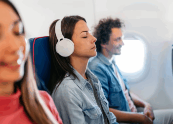 Pse duhet t’i hiqni kufjet kur flisni me stjuardesat në avion?