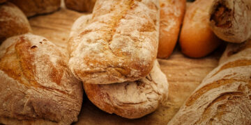 Shqiptarët dhe turistët hëngrën 60 milionë euro bukë gjatë 2024!