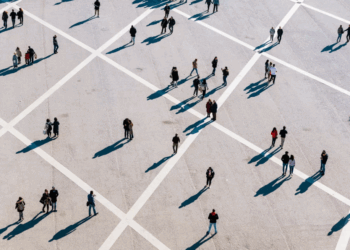 Njerëzit në botë po jetojnë më gjatë, por vdekjet tek të rinjtë janë rritur