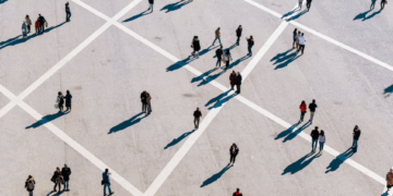 Njerëzit në botë po jetojnë më gjatë, por vdekjet tek të rinjtë janë rritur