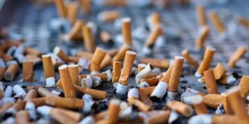 Paradoksi i industrisë së duhanit: Kompanitë rrisin fitimet edhe pse miliona duhanpirës po heqin dorë