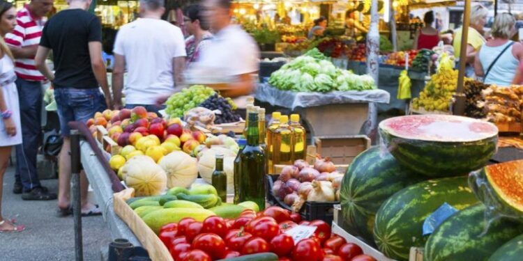 Familjet shqiptare shpenzojnë më shumë për të mbushur barkun, arsimi, kultura dhe qejfi në FUND