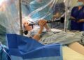 VIDEO/ Pacientja me Parkinson i bie klarinetës gjatë operacionit në tru