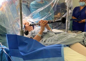 VIDEO/ Pacientja me Parkinson i bie klarinetës gjatë operacionit në tru