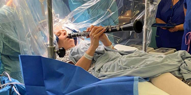 VIDEO/ Pacientja me Parkinson i bie klarinetës gjatë operacionit në tru