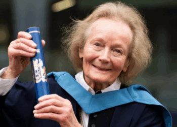 “Nuk është kurrë vonë”, 90-vjeçarja diplomohet 70 vite pasi nisi studimet