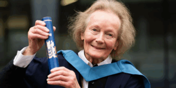 “Nuk është kurrë vonë”, 90-vjeçarja diplomohet 70 vite pasi nisi studimet