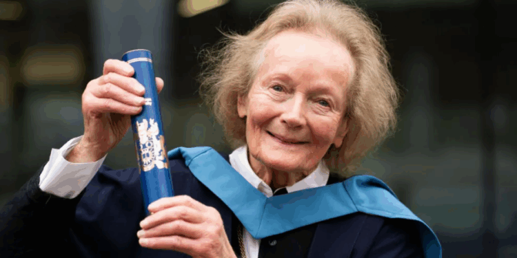 “Nuk është kurrë vonë”, 90-vjeçarja diplomohet 70 vite pasi nisi studimet