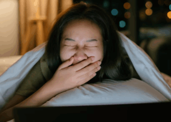 Dëgjimi i muzikës përpara fjetjes ndikon në një gjumë më të mirë, thonë ekspertët  