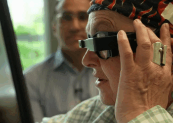 Implanti i syrit që ndryshon jetën, i ndihmon pacientët e verbër të lexojnë përsëri