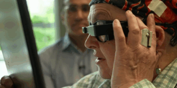 Implanti i syrit që ndryshon jetën, i ndihmon pacientët e verbër të lexojnë përsëri