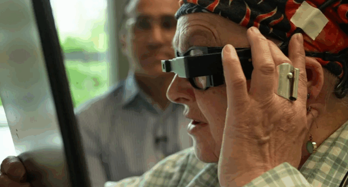 Implanti i syrit që ndryshon jetën, i ndihmon pacientët e verbër të lexojnë përsëri