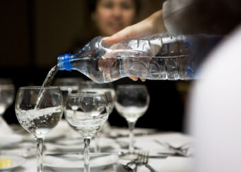 Nga burimi në gotë, si po kthehet uji në luks, në restorant më shtrenjtë se vera