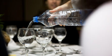 Nga burimi në gotë, si po kthehet uji në luks, në restorant më shtrenjtë se vera