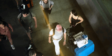 Apple sjell përkthimin në kohë reale në kufje, ndihmë për turistët, por a shton dembelët që nuk mësojnë gjuhë të huaja?