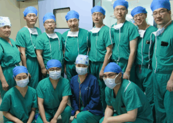 Një burrë në Kinë jetoi 170 ditë me mëlçi derri të transplantuar