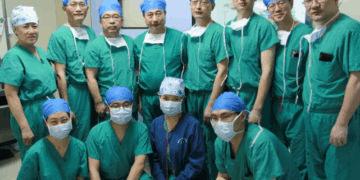 Një burrë në Kinë jetoi 170 ditë me mëlçi derri të transplantuar