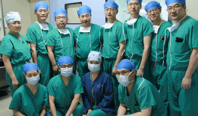 Një burrë në Kinë jetoi 170 ditë me mëlçi derri të transplantuar