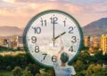Ndryshimi i orës që do të ndodhë të dielën ka ndikime të mëdha në shëndetin tonë