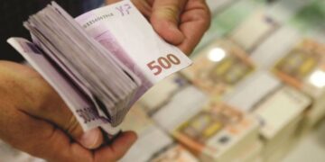 Shqiptarët nuk shohin alternativa të tjera investimi të PARAVE përveç depozitave, shifër REKORD në banka