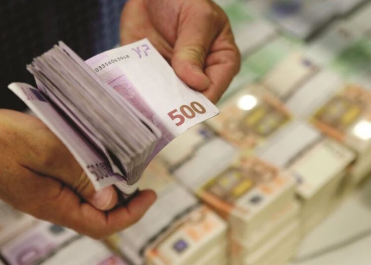 Shqiptarët nuk shohin alternativa të tjera investimi të PARAVE përveç depozitave, shifër REKORD në banka