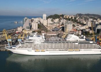 Kroçera “Seven Seas Grandeur” me 728 turistë ndalon në Portin e Durrësit